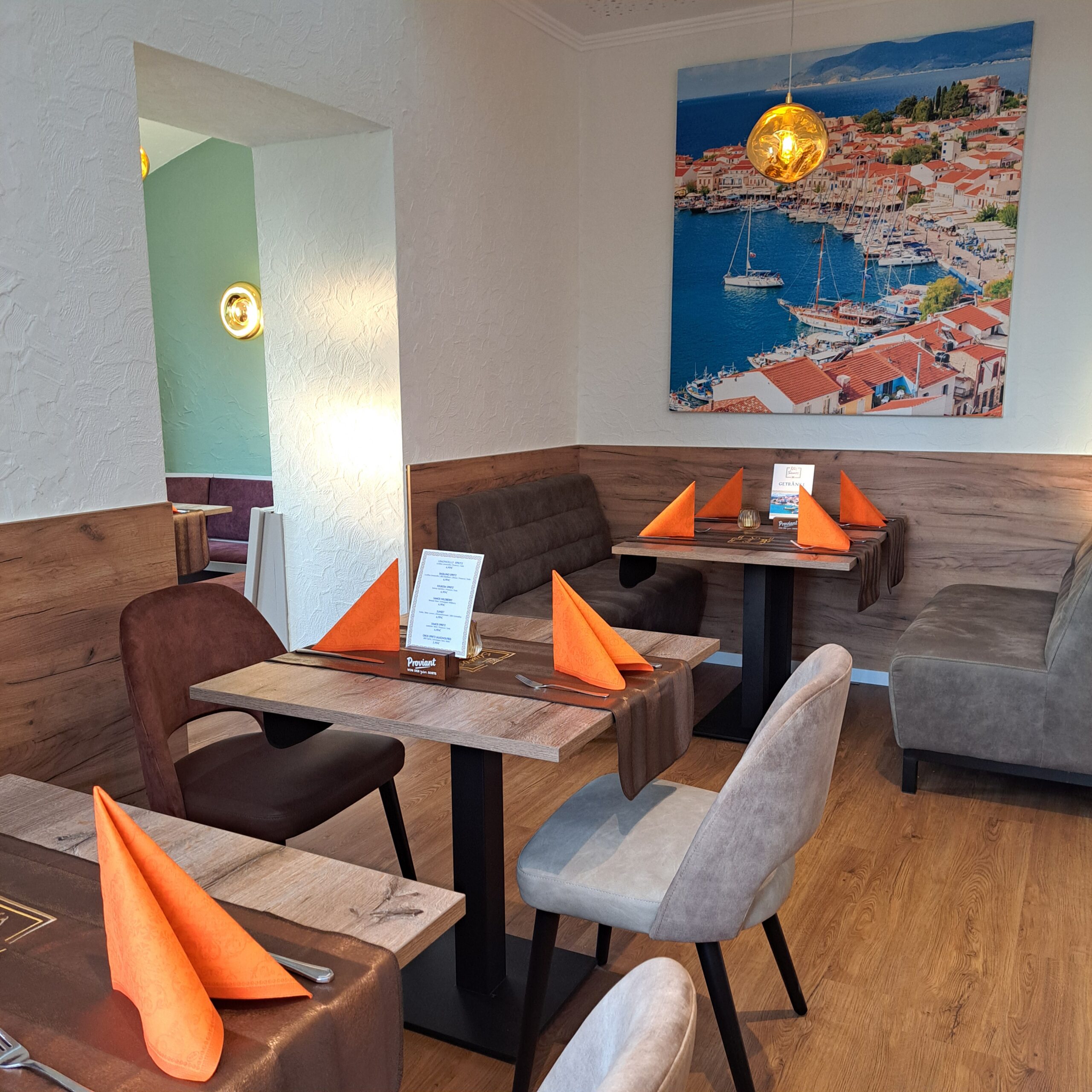 Tisch und Ambiente im Restaurant Samos